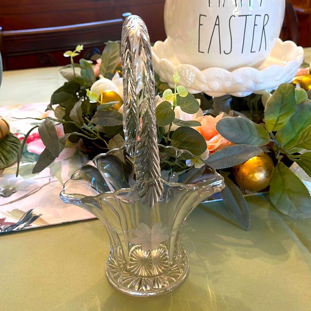 Vintage Clear to Cut Wedding/Easter Basket
No Chips, Cracks, or Breakage